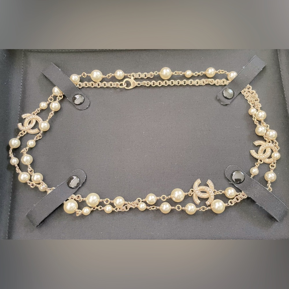 AUTHENTIC CHANEL PEARL GOLD NECKLACE - LIKE NEW